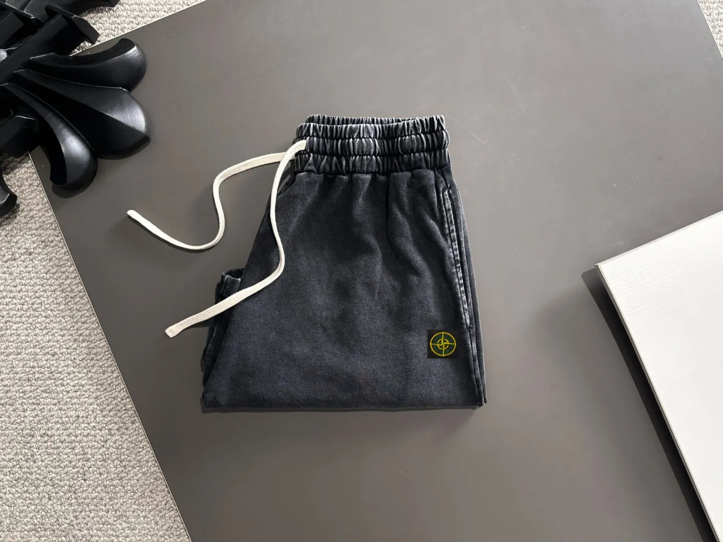 🅿️330 shipped next day. High-quality Stone Island/Stone Island 2025 spring and summer new elastic band casual solid color loose shorts. The hem of the trousers is stitched with two stitches. The stitching is fine and firm. The fabrics customized by the counter are highly breathable and comfortable. The details are impeccable. The design concept of brand elements reflects high quality. It feels delicate and soft! It presents a casual cut and the upper body shape is great! Size: S-XXL